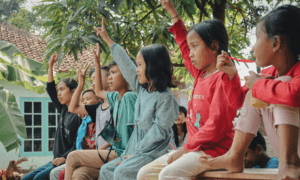 Dalam mendampingi murid secara utuh dan menyeluruh, maka pendidikan hendaknya kontekstual dengan memperhatikan kodrat keadaan. Apa saja yang termasuk dalam kodrat keadaan menurut Ki Hadjar Dewantara? Dalam mendampingi murid secara utuh dan menyeluruh, maka pendidikan hendaknya kontekstual dengan memperhatikan kodrat keadaan. Apa saja yang termasuk dalam kodrat keadaan menurut Ki Hadjar Dewantara?