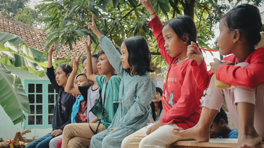 Dalam mendampingi murid secara utuh dan menyeluruh, maka pendidikan hendaknya kontekstual dengan memperhatikan kodrat keadaan. Apa saja yang termasuk dalam kodrat keadaan menurut Ki Hadjar Dewantara?
