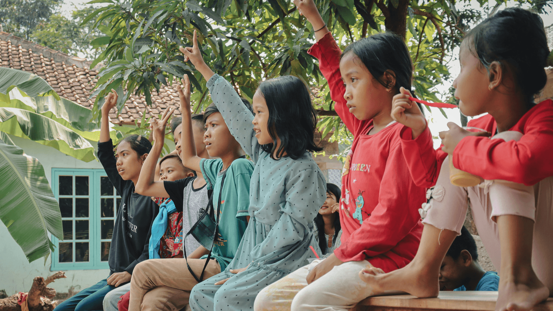 Dalam mendampingi murid secara utuh dan menyeluruh, maka pendidikan hendaknya kontekstual dengan memperhatikan kodrat keadaan. Apa saja yang termasuk dalam kodrat keadaan menurut Ki Hadjar Dewantara?