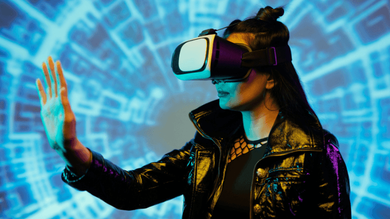 Ilustrasi Tentang Memahami Bahwa Teknologi Digital Adalah Kunci Masa Depan, menampilkan gambar wanita dan alat digital.