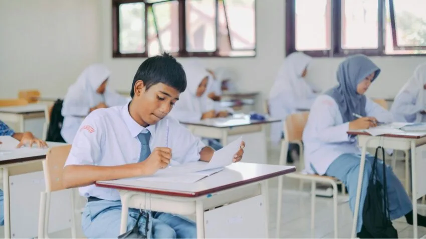 Ilustrasi tentang Teknologi Digital Fisika Kelas 12, Belajar Perbedaan Mendasar Antara Sinyal Analog dan Sinyal Digital