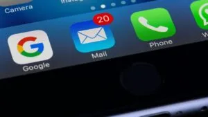 Bagaimana Anda Menjelaskan Perbedaan Antara Email Bisnis dan Surat Bisnis?