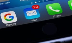 Bagaimana Anda Menjelaskan Perbedaan Antara Email Bisnis dan Surat Bisnis? Bagaimana Anda Menjelaskan Perbedaan Antara Email Bisnis dan Surat Bisnis?