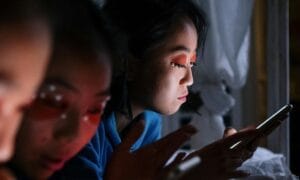 para remaja sedang berinteraksi di media sosial, melaksanakan pengamalan sila keadilan sosial bagi seluruh rakyat indonesia dalam lingkup literasi digital dalam lanskap digital adalah dengan cara non-diskriminatif dalam berinteraksi di dunia digital