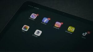 Pilih 2 Jenis Media Sosial, Bandingkan Karakteristik Pengguna dan Kegunaannya. Pilih 2 Jenis Media Sosial, Bandingkan Karakteristik Pengguna dan Kegunaannya.
