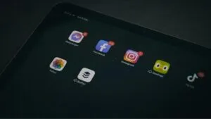 Pilih 2 Jenis Media Sosial, Bandingkan Karakteristik Pengguna dan Kegunaannya.